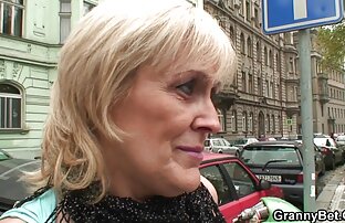 XXX Julia de Korolev zieht sich in der Skype-Debatte vor ihren alte frauen für sex Freunden aus und schließt den Deckel, um den Abschlag zu machen