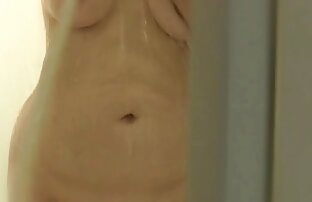 XXX Die Brünette im Körper, um Fett von der Brust von ihrem BH zu entfernen, und der alte Mann mit reife frauen fkk zerzausten Haaren, um in die Lippen zur Brustwarze einzudringen.