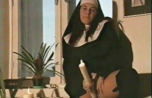 XXX Nasse Frauen ziehen sich aus, spielen mit beiden Händen reife frauen ab 50 porno mit einem sitzenden Mann