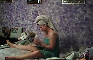 XXX Ein Mann in einem roten Huhn pendyuril Hemd zwischen den Rollen eines sex videos mit reifen frauen Mädchens, rote Haare Frau sitzt darauf